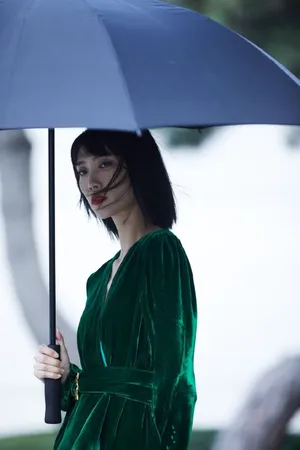 苏诗丁绿丝绒裙简约复古写真图片_5