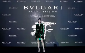 苏诗丁绿丝绒裙简约复古写真图片_7
