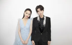 佟丽娅百花奖与王俊凯合影甜笑美照图片