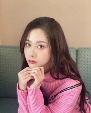 曹曦月粉色毛衣甜美写真图片