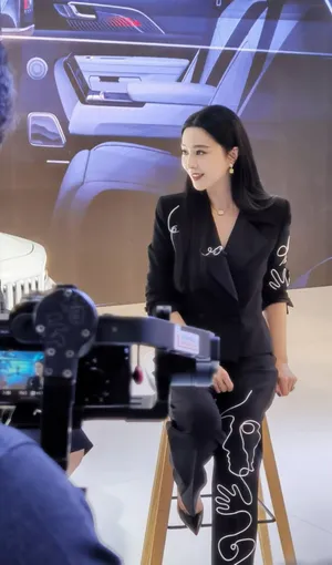 范冰冰北京车展黑西装长发美艳现场照图片