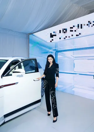 范冰冰北京车展黑西装长发美艳现场照图片