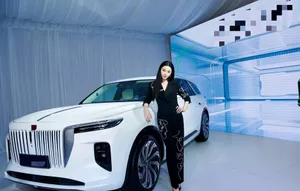 范冰冰北京车展黑西装长发美艳现场照图片_2