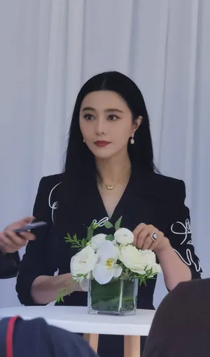 范冰冰北京车展黑西装长发美艳现场照图片_4