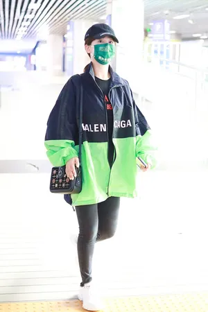 杨紫黑帽宽松外套可爱俏皮机场照图片