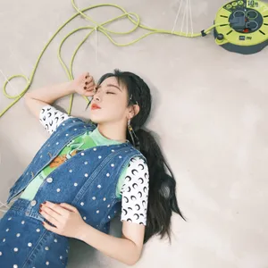 阚清子牛仔裙性感甜美写真图片