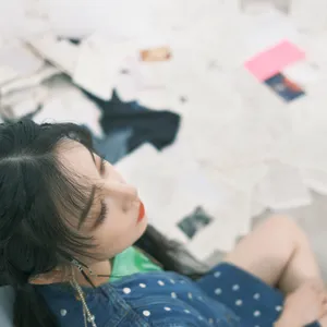 阚清子牛仔裙性感甜美写真图片_2