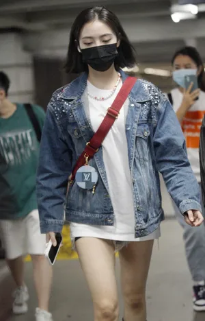 许佳琪白T牛仔外套修长美腿机场照图片