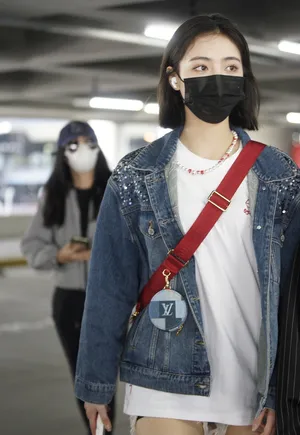 许佳琪白T牛仔外套修长美腿机场照图片_2