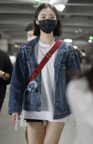 许佳琪白T牛仔外套修长美腿机场照图片_3