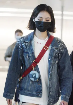 许佳琪白T牛仔外套修长美腿机场照图片_4