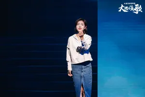 万茜唯美伤感舞台照图片_2