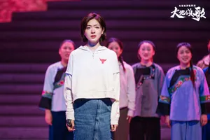 万茜唯美伤感舞台照图片_3