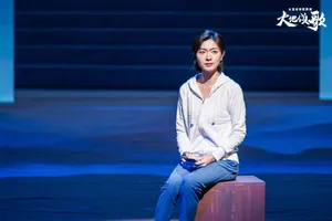 万茜唯美伤感舞台照图片_4