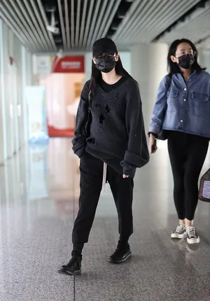 欧阳娜娜黑色破洞针织衫帅气机场照图片