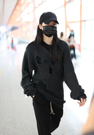 欧阳娜娜黑色破洞针织衫帅气机场照图片_3