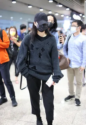 欧阳娜娜黑色破洞针织衫帅气机场照图片_4