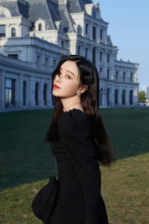 阚清子小黑裙性感写真图片_9