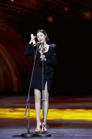 阚清子小黑裙性感写真图片_11