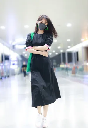 李菲儿减龄清新私服机场照图片