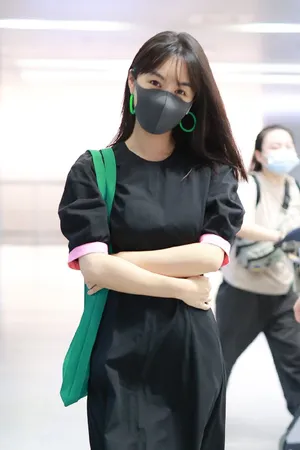 李菲儿减龄清新私服机场照图片
