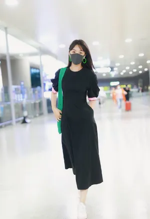 李菲儿减龄清新私服机场照图片_3