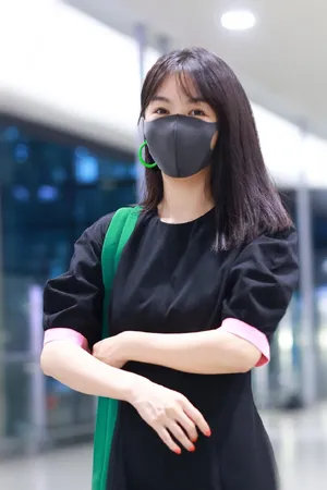 李菲儿减龄清新私服机场照图片_4