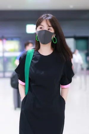 李菲儿减龄清新私服机场照图片_5