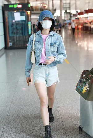 张雪迎牛仔外套热裤美腿修长时尚机场照图片_2