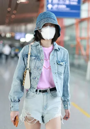 张雪迎牛仔外套热裤美腿修长时尚机场照图片_3