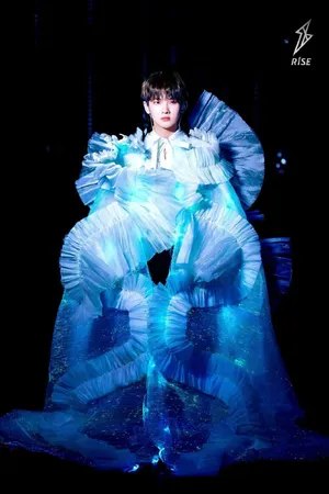 周震南仙子发光斗篷写真图片_2