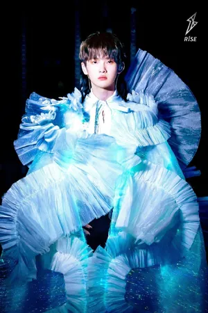 周震南仙子发光斗篷写真图片_4