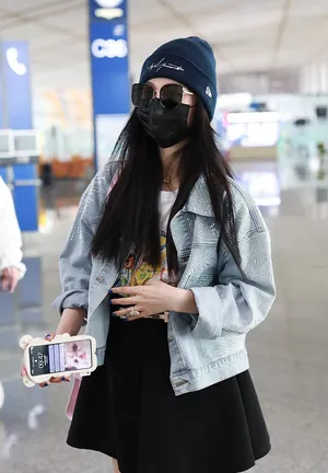 范冰冰可爱短裙拖鞋修长美腿机场照图片_7