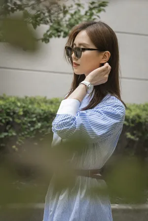 刘诗诗蓝色条纹衬衫裙写真图片_1