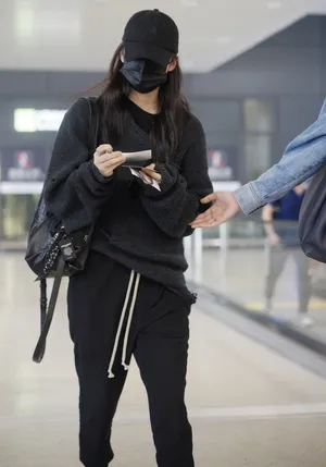 欧阳娜娜黑色套装低调时尚帅气机场照图片