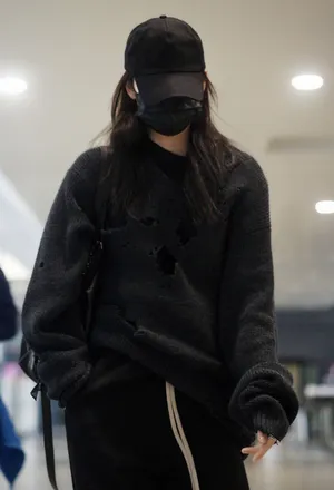 欧阳娜娜黑色套装低调时尚帅气机场照图片_2