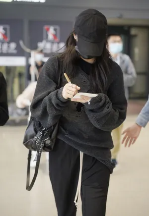 欧阳娜娜黑色套装低调时尚帅气机场照图片_3
