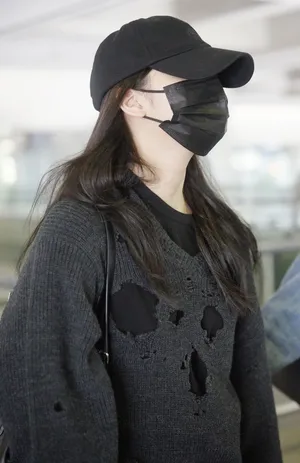 欧阳娜娜黑色套装低调时尚帅气机场照图片_4