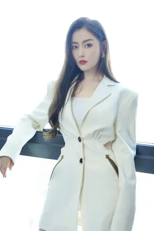 张天爱白色西装干练写真图片_3