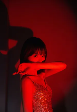 毛晓彤吊带亮片裙性感写真图片_2