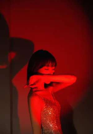 毛晓彤吊带亮片裙性感写真图片_5