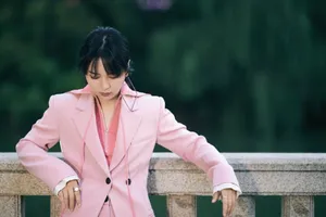 周笔畅樱花粉西装性感图片_5