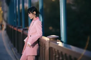 周笔畅樱花粉西装性感图片_8