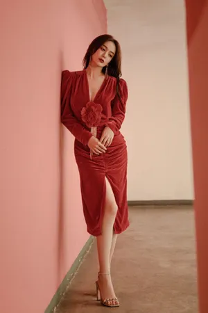 施诗丝绒红裙性感写真图片_4