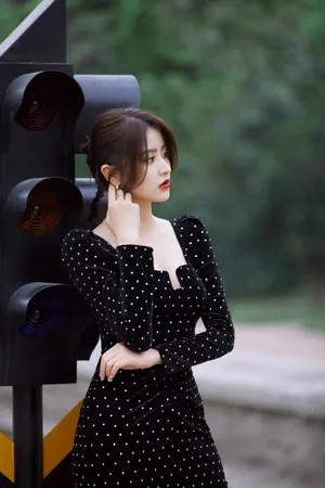 金子涵深V裙性感妩媚写真图片