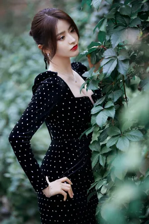 金子涵深V裙性感妩媚写真图片_1