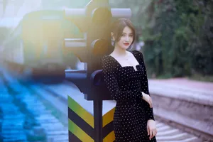 金子涵深V裙性感妩媚写真图片_4