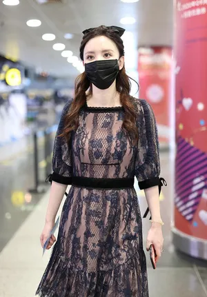 张萌麦迪娜同框手挽手亲密热聊机场照图片