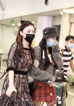 张萌麦迪娜同框手挽手亲密热聊机场照图片_3