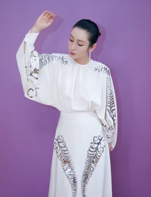 秦海璐白色羊角鱼鳞裙性感图片